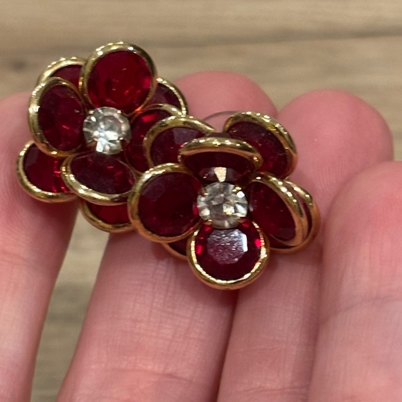 VINTAGE GOLD TONE RUBY RED FLOWER EARRINGS - Picture 3 of 5